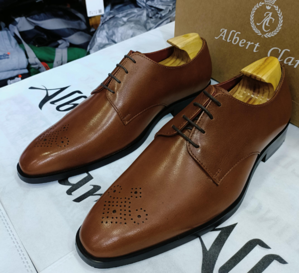 Derby Shoes with Broguing_ tan